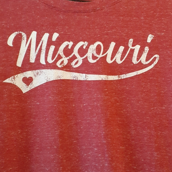 Red tshirt - Picture 2 of 3